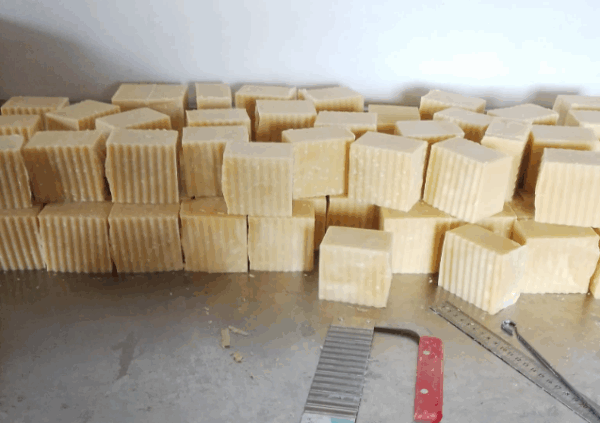 Savon artisanal togolais à base d’huile de palme blanche